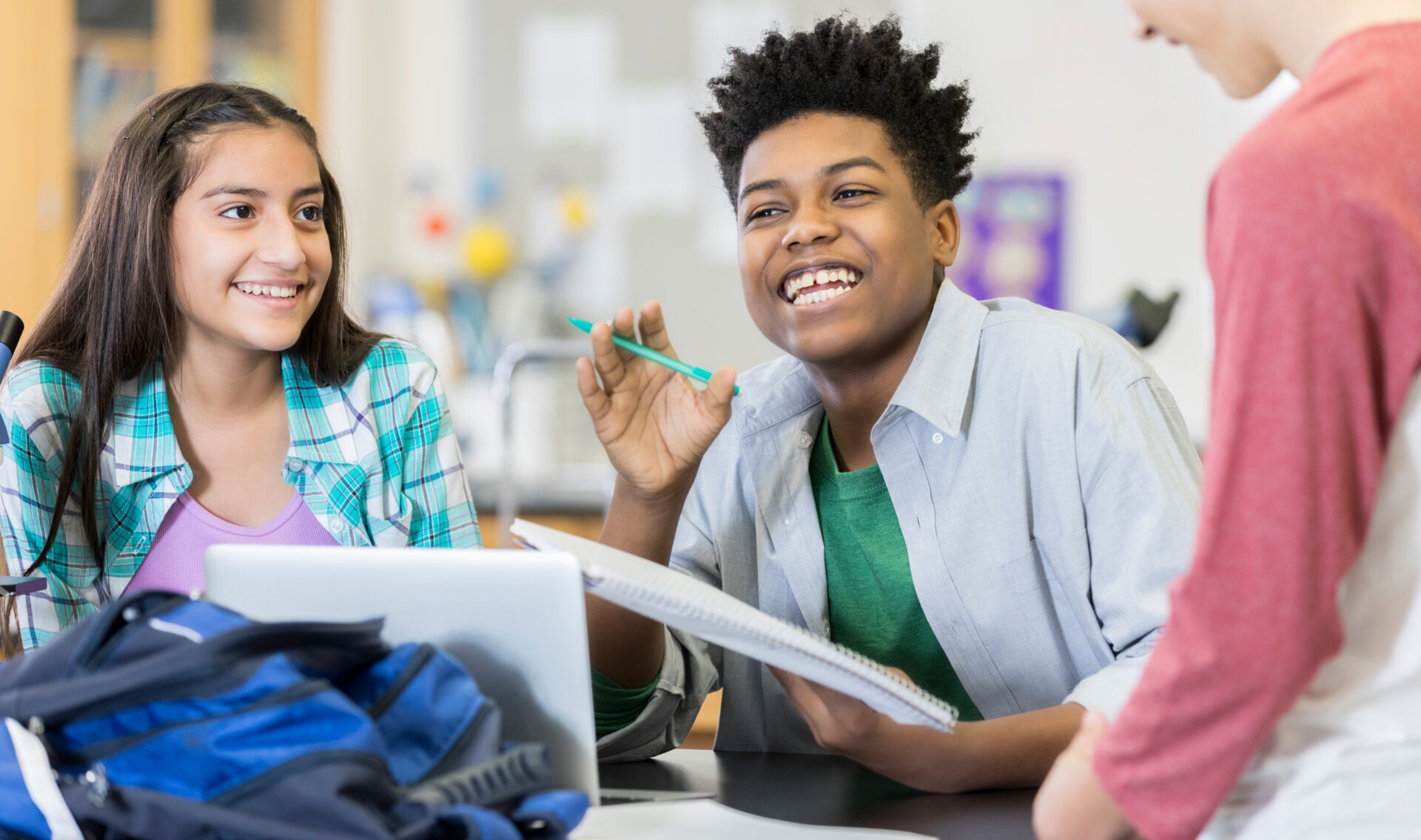 Estudantes aprendendo idiomas em ambiente colaborativo
